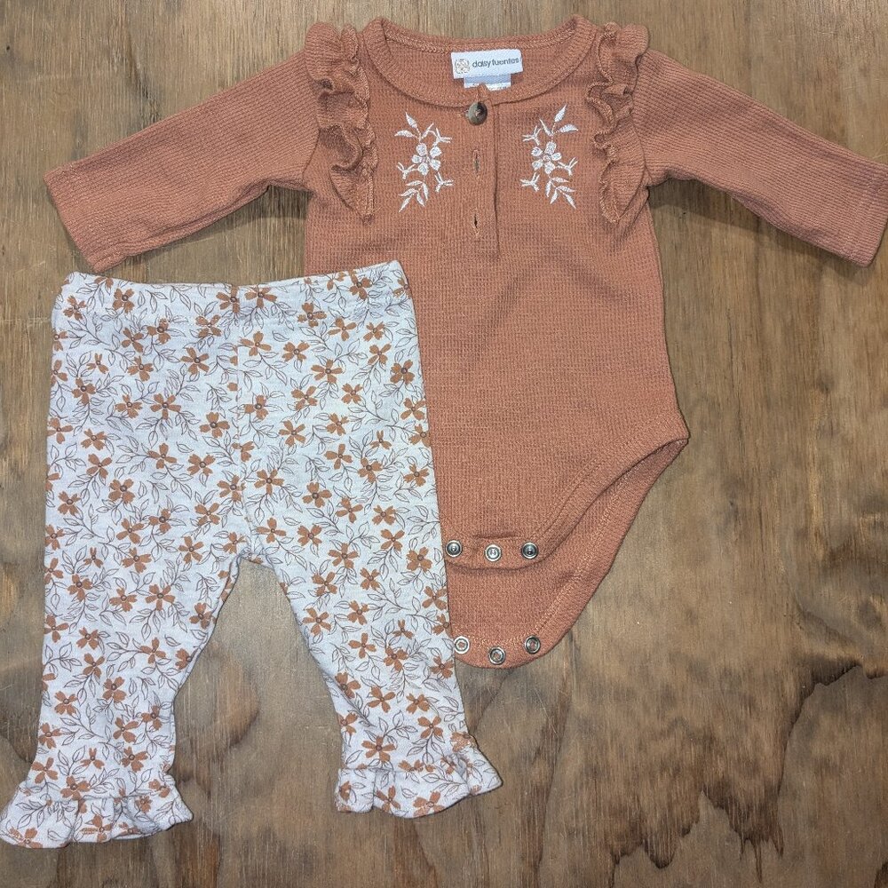 Daisy Fuentes baby girl onesie & pants set, 0-3 months